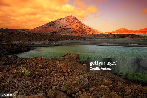 parque nacional de timanfaya en isla de lanzarote island, españa - lanzarote fotografías e imágenes de stock