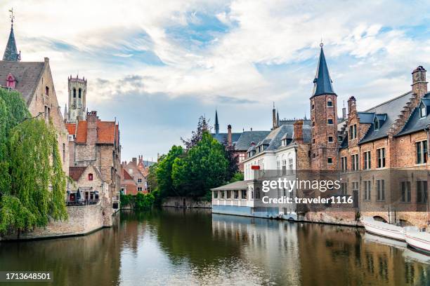 rozenhoedkaai (rosary quay) in bruges, belgium - bruges stock pictures, royalty-free photos & images