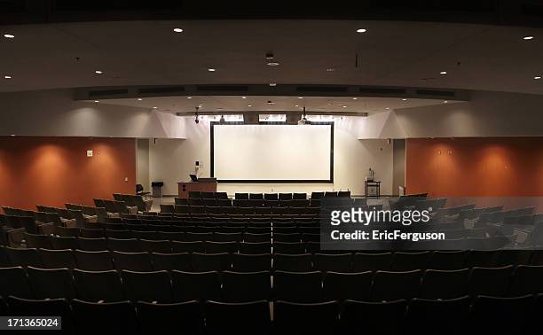 très grande salle de conférence moderne de l'université - projector classroom photos et images de collection