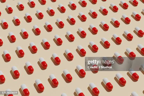 close-up grid pattern of medicine pills - arzneimittelherstellung stock-fotos und bilder