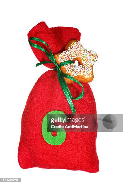 red christmas tasche für advent kalender, isoliert auf weiss - santa sack stock-fotos und bilder