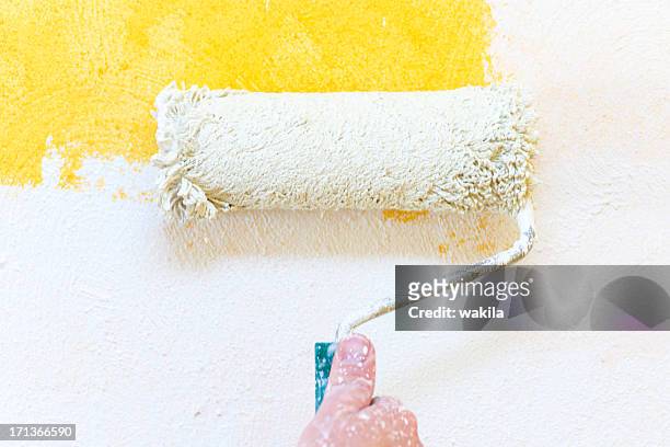 mão de pintura com pincel amarelo e branco - baby paint hand imagens e fotografias de stock