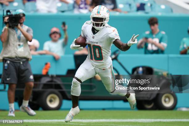 Miami Dolphins wide receiver Tyreek Hill celebrates after his long catch and run for a touchdown in the second half during the game between the New...