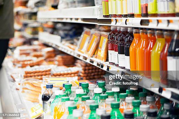 alimentos de refrigeración - shelf fotografías e imágenes de stock