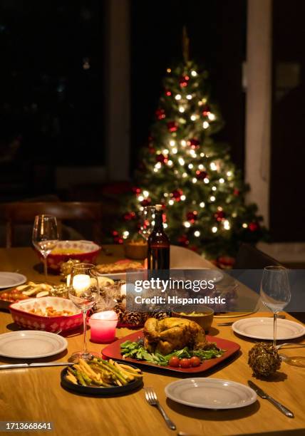 schönes weihnachtsessen auf dem tisch serviert - chicken decoration stock-fotos und bilder