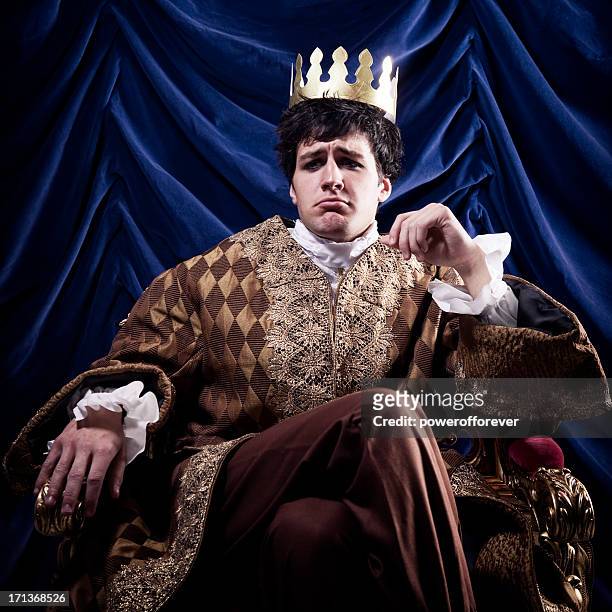 pouting mit king-size-bett - könig königliche persönlichkeit stock-fotos und bilder