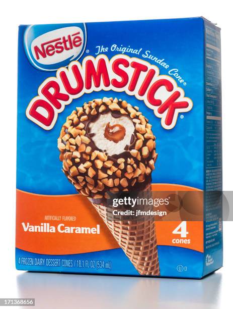 nestlé trommelstock vanille karamelleis 4 hütchen box - hühnchenunterschenkel stock-fotos und bilder