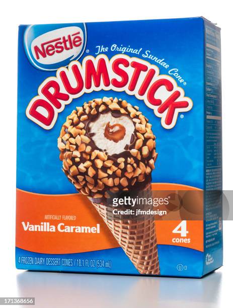 ネスレ drumstick バニラのキャラメルアイスクリーム 4 コーンズボックス - 太鼓のばち ストックフォトと画像