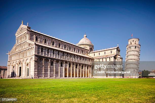 der schiefe turm von pisa, italien und kathedrale - torre di pisa stock-fotos und bilder