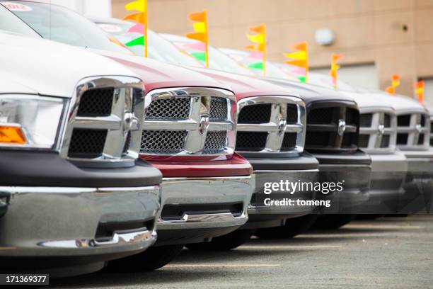 nuevo ram en un salón de coches - dodge dealership fotografías e imágenes de stock