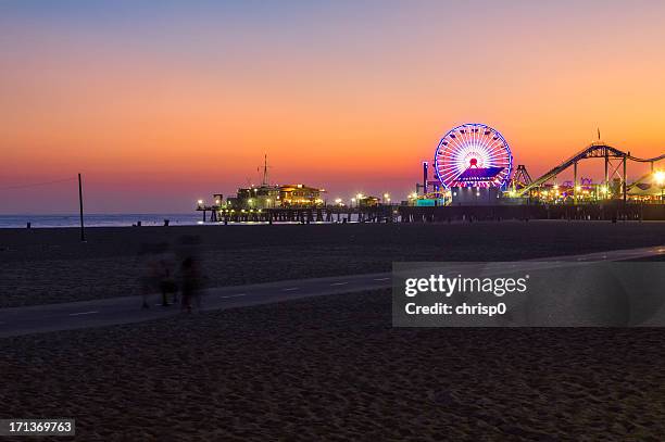 santa monica beach bei sonnenuntergang - santa monica pier stock-fotos und bilder