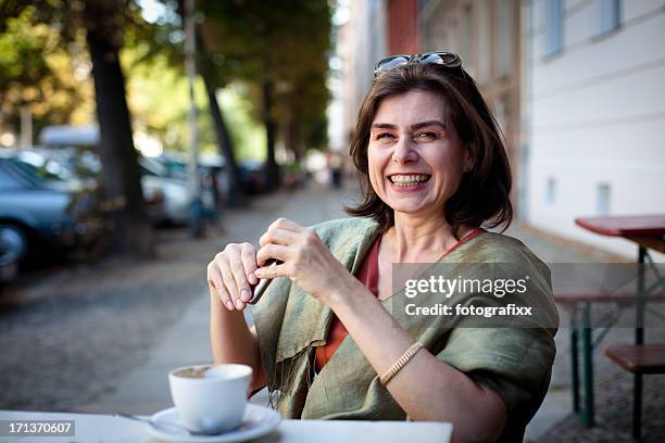 ritratto di una bella donna matura con un sorriso aperto - older woman happy smile foto e immagini stock