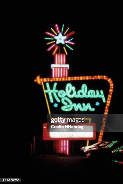 holiday inn neon sign at night, retro - holiday inn sign bildbanksfoton och bilder