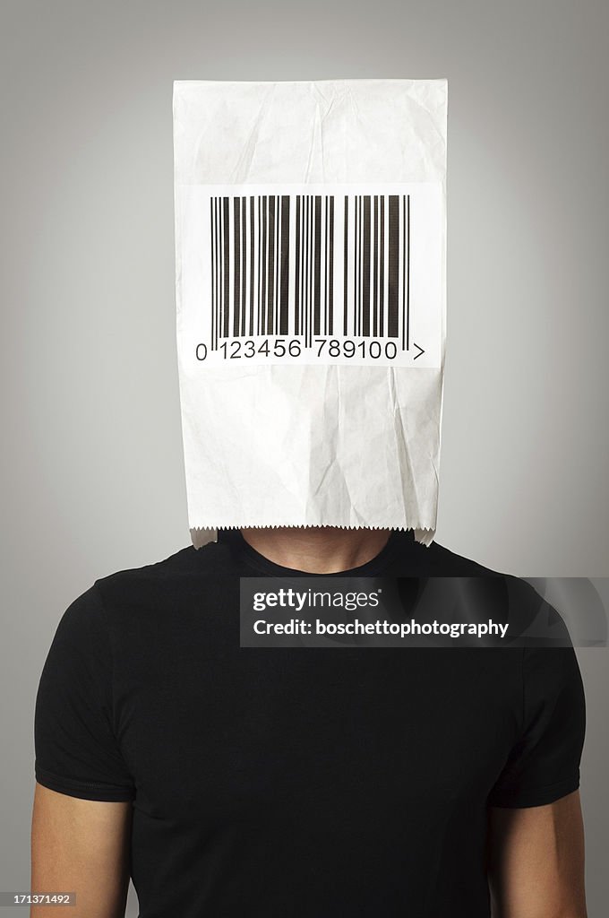 Mann trägt eine Papiertüte auf Kopf-Bar Code