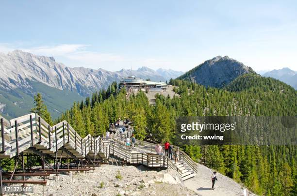montaña sulphur góndola lookout de un pasaje peatonal. - sulphur mountain fotografías e imágenes de stock