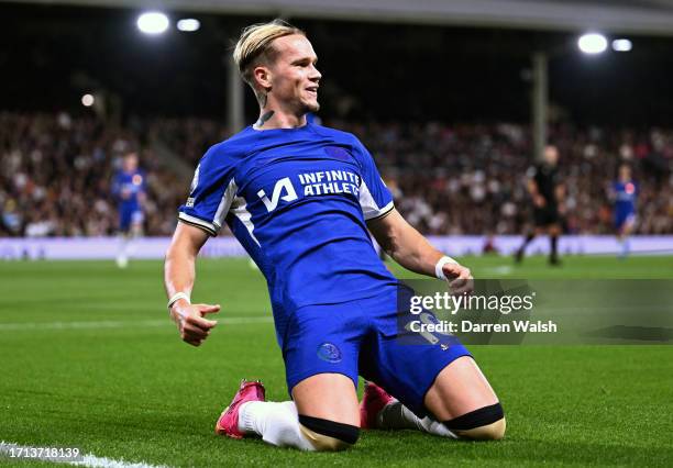 Mykhaylo Mudryk of Chelsea celebrates after scoring the team's first goal during the Premier League match between Fulham FC and Chelsea FC at Craven...