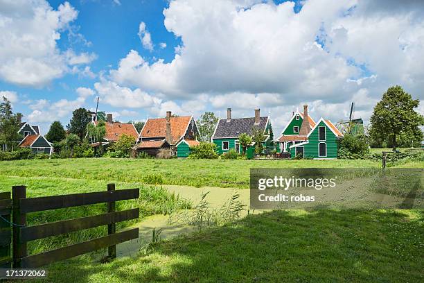 traditionelle häuser in de zaanse schans in den niederlanden - zaanse schans stock-fotos und bilder