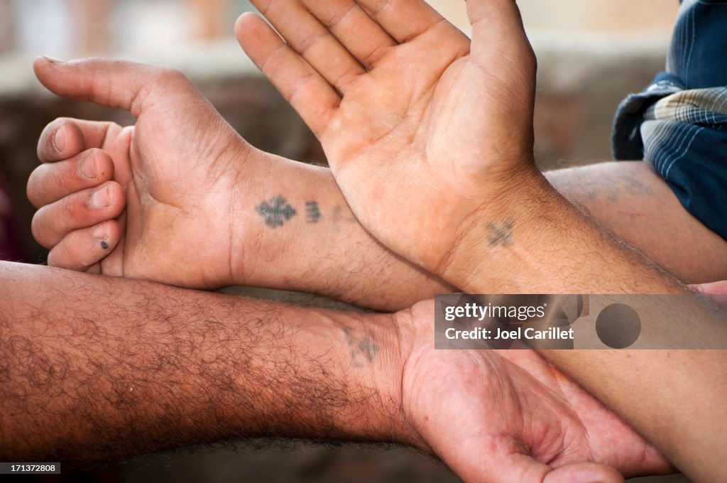 Los cristianos egipcios con los tatuajes en las muñecas