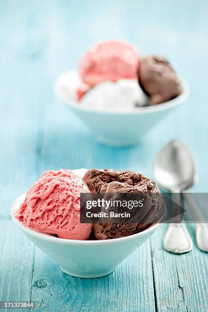 ice cream - blue bowl stockfoto's en -beelden