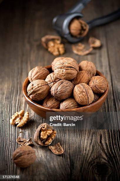 bowl of walnuts - 核桃 個照片及圖片檔