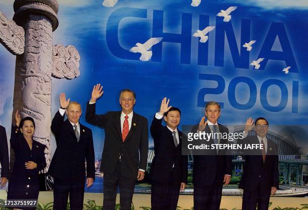 President George W. Bush joins the other leaders of the Asia Pacific Economic Cooperation in a class photo at the Shanghai International Convention...