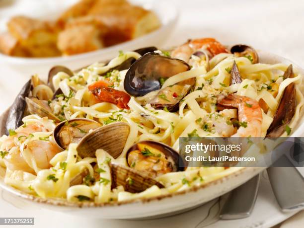 linguini mit meeresfrüchten - clam seafood stock-fotos und bilder