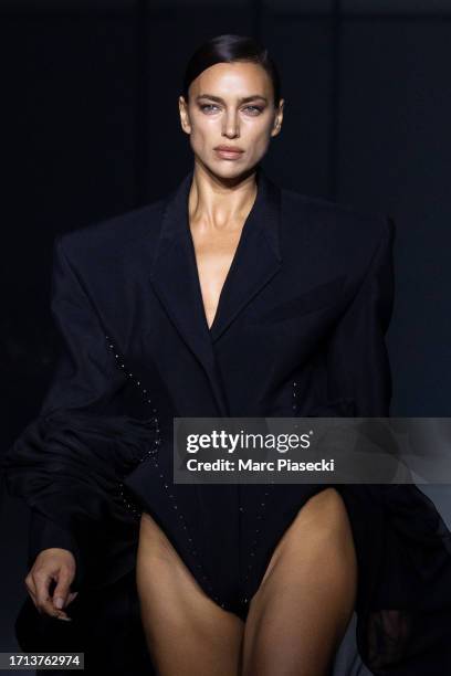Irina Shayk walks the runway during the Mugler Womenswear Spring/Summer 2024 show as part of Paris Fashion Week on October 02, 2023 in Paris, France.