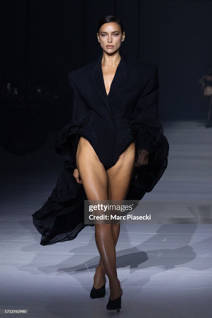 Mugler : Runway - Paris Fashion Week - Womenswear Spring/Summer 2024