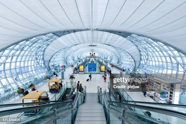 terminal del aeropuerto suvarnabhumi de bangkok tailandia - suvarnabhumi airport fotografías e imágenes de stock