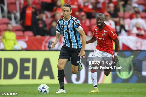 Pedro Geromel of Gremio and Enner Valencia of Internacional compete for the ball during the match between Internacional and Gremio as part of...