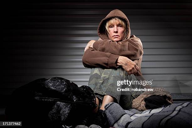 obdachlos frau - obdachlosigkeit stock-fotos und bilder