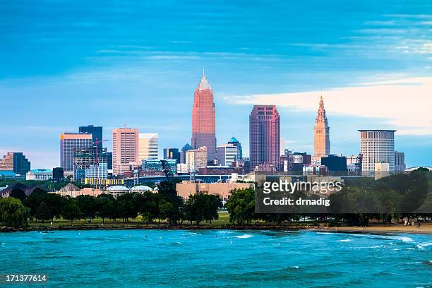 cleveland and the lake erie shore at sunset - cleveland ohio stockfoto's en -beelden