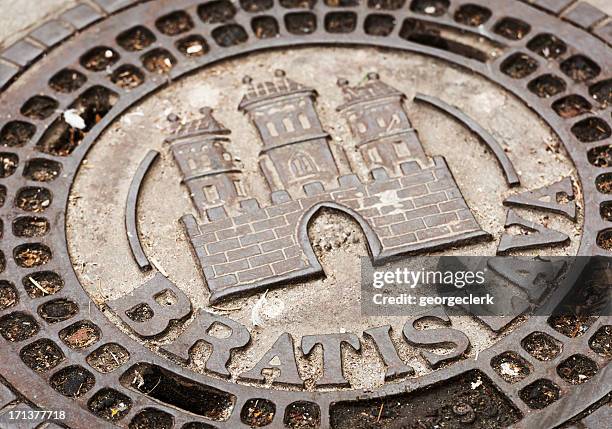 bratislava histórica tapadera de cloaca cubierta - bratislava fotografías e imágenes de stock