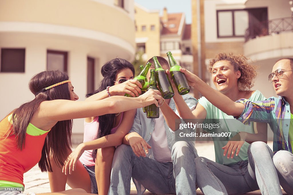 Grupo de amigos, segurando a Garrafa de Cerveja ao ar livre