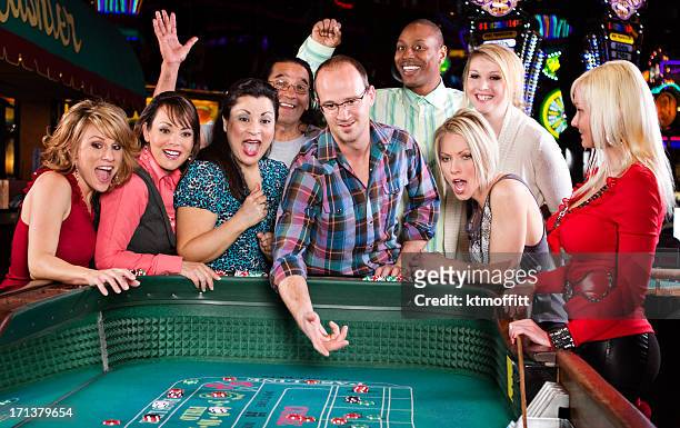 幸せな多様なグループがカジノでクラップ - クラップス ストックフォトと画像