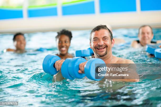 water aerobics group - aquarobics stockfoto's en -beelden