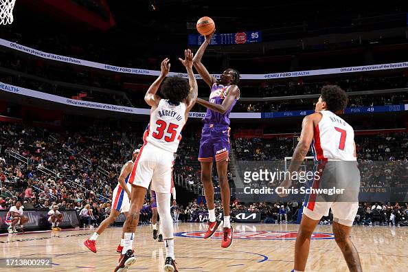 Bol Bol of the Phoenix Suns shoots the ball during the game against ...