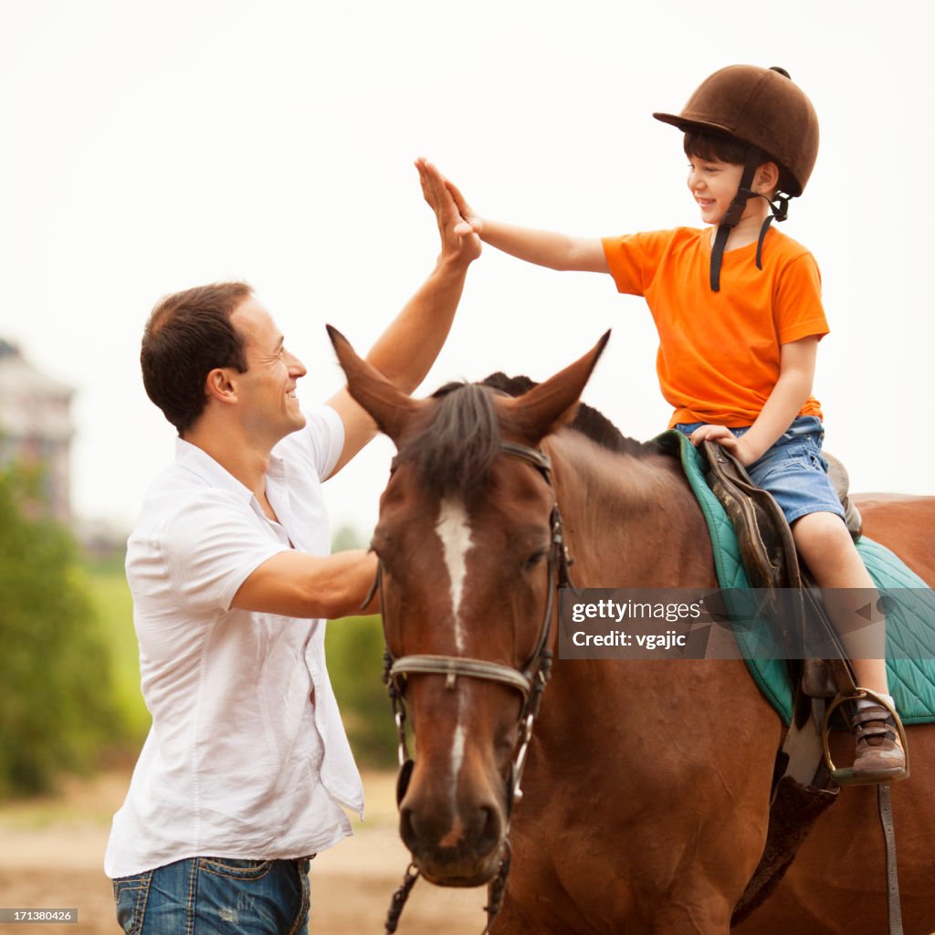 Enfants cheval d'équitation de plein air.