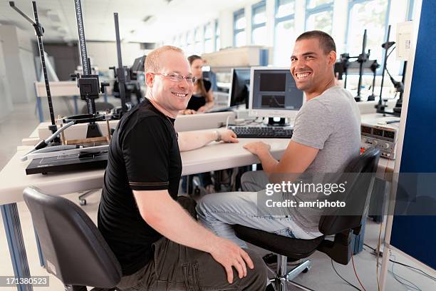 joven científico, técnico - mechatronics fotografías e imágenes de stock