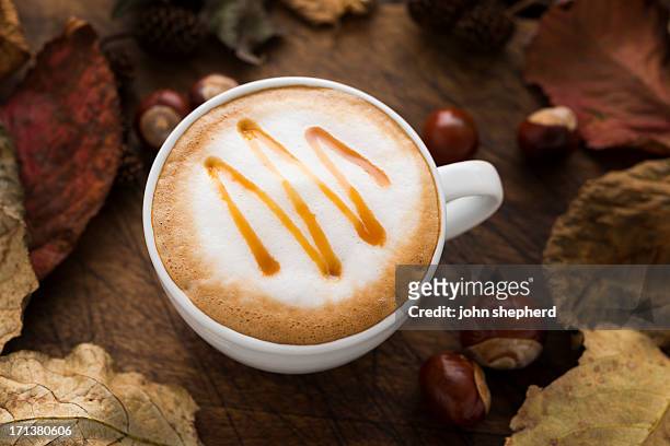 秋のキャラメルコーヒー - カフェラテ ストックフォトと画像