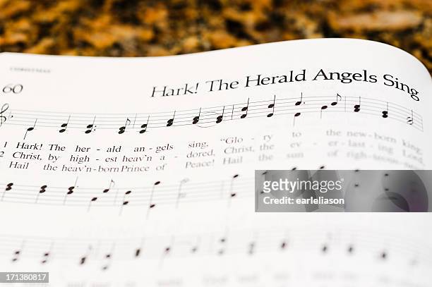 hark.  the herald angels sing - libro de himnos fotografías e imágenes de stock