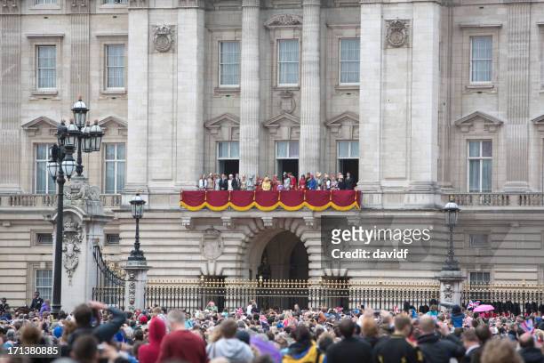 royal family on the buckingham palace balcony - buckingham palace stock pictures, royalty-free photos & images