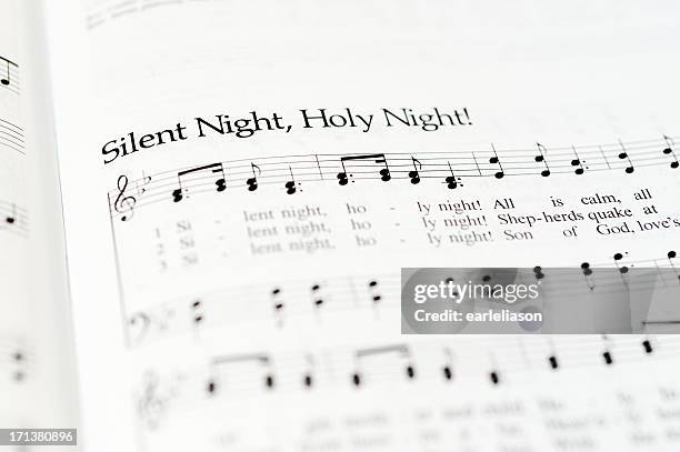silencio la noche - libro-de-himnos fotografías e imágenes de stock