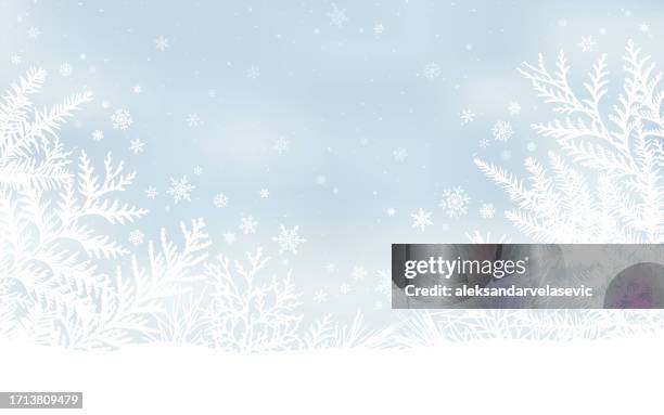 winterurlaubshintergrund mit fallendem schnee und schneebedeckten bäumen - schneebedeckt stock-grafiken, -clipart, -cartoons und -symbole