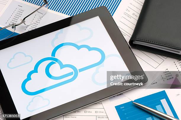 ícone de nuvem em um tablet digital - cloud services imagens e fotografias de stock