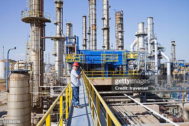 planta petroquímica - válvula de aire fotografías e imágenes de stock