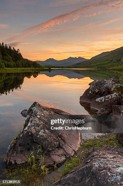 snowdon mountains im lynn mymbyr - mymbyr lake stock-fotos und bilder