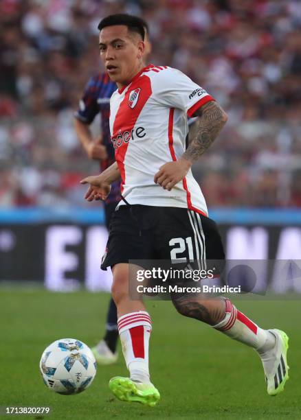 Esequiel Barco of River Plate kicks the ball during a match between River Plate and Talleres as part of Copa de la Liga Profesional 2023 at Estadio...