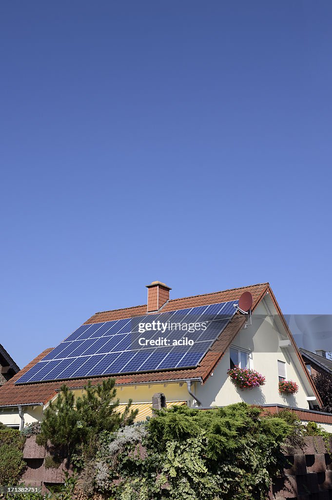 Einzelne Familie Haus mit Solarzellen auf dem Dach