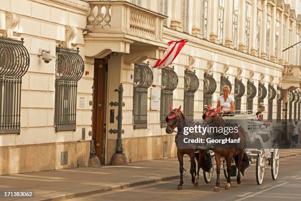 cab na frente do ministério federal de interior - ópera de viena imagens e fotografias de stock